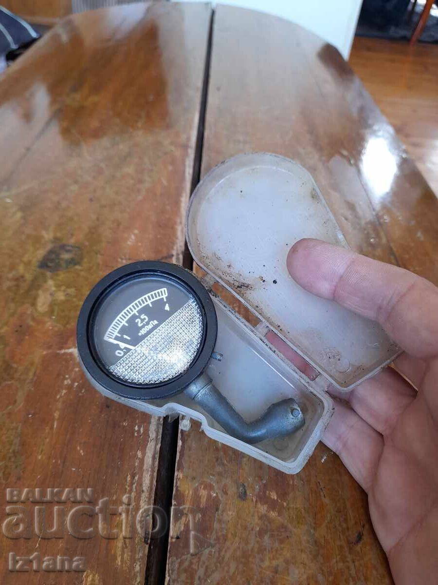 Manometru vechi pentru anvelope MD 209 cu preț 32.00 BGN | € 16.36