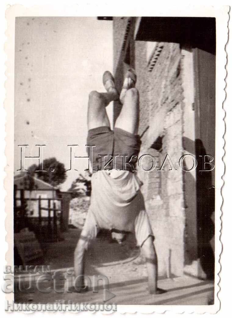 MICĂ POZĂ VECHE BĂRBAT FACE STAT ÎN MÂINI D977