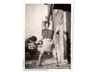 MICĂ POZĂ VECHE BĂRBAT FACE STAT ÎN MÂINI D977