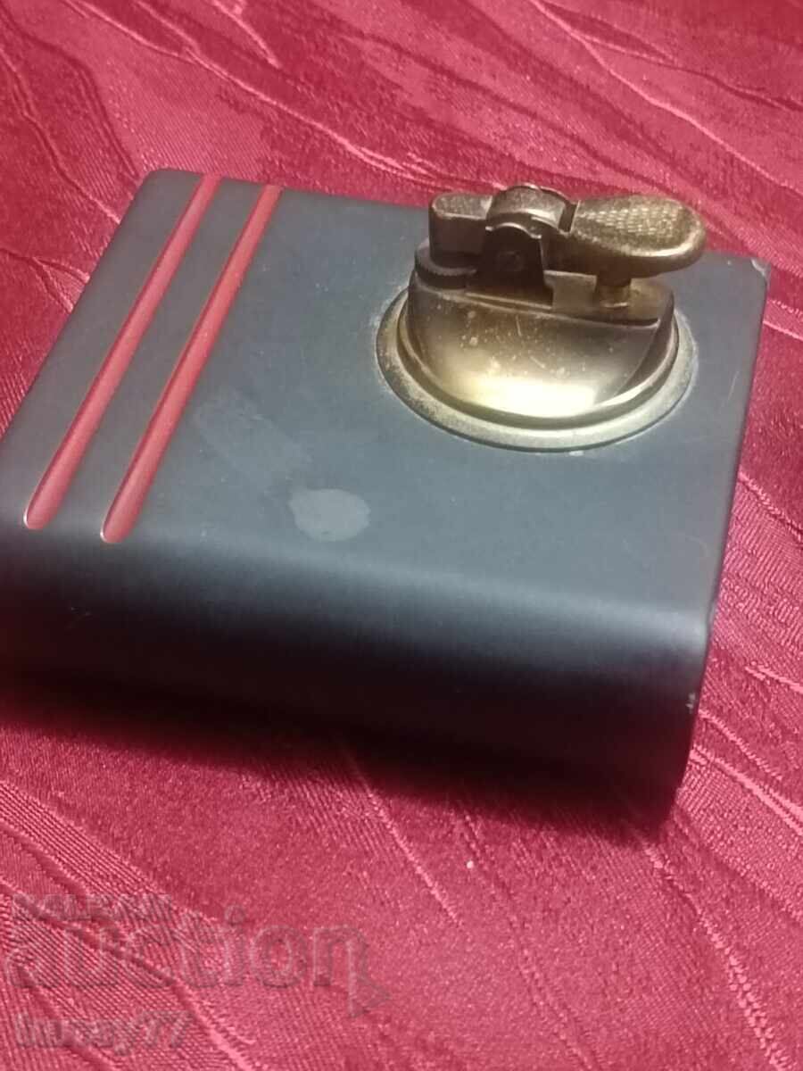 Brichetă retro din bronz din două piese cu bază masivă din piatră cu preț € 10.00 | 19.56 BGN Brichetă retro din bronz din două piese cu bază masivă din piatră cu preț € 10.00 | 19.56 BGN