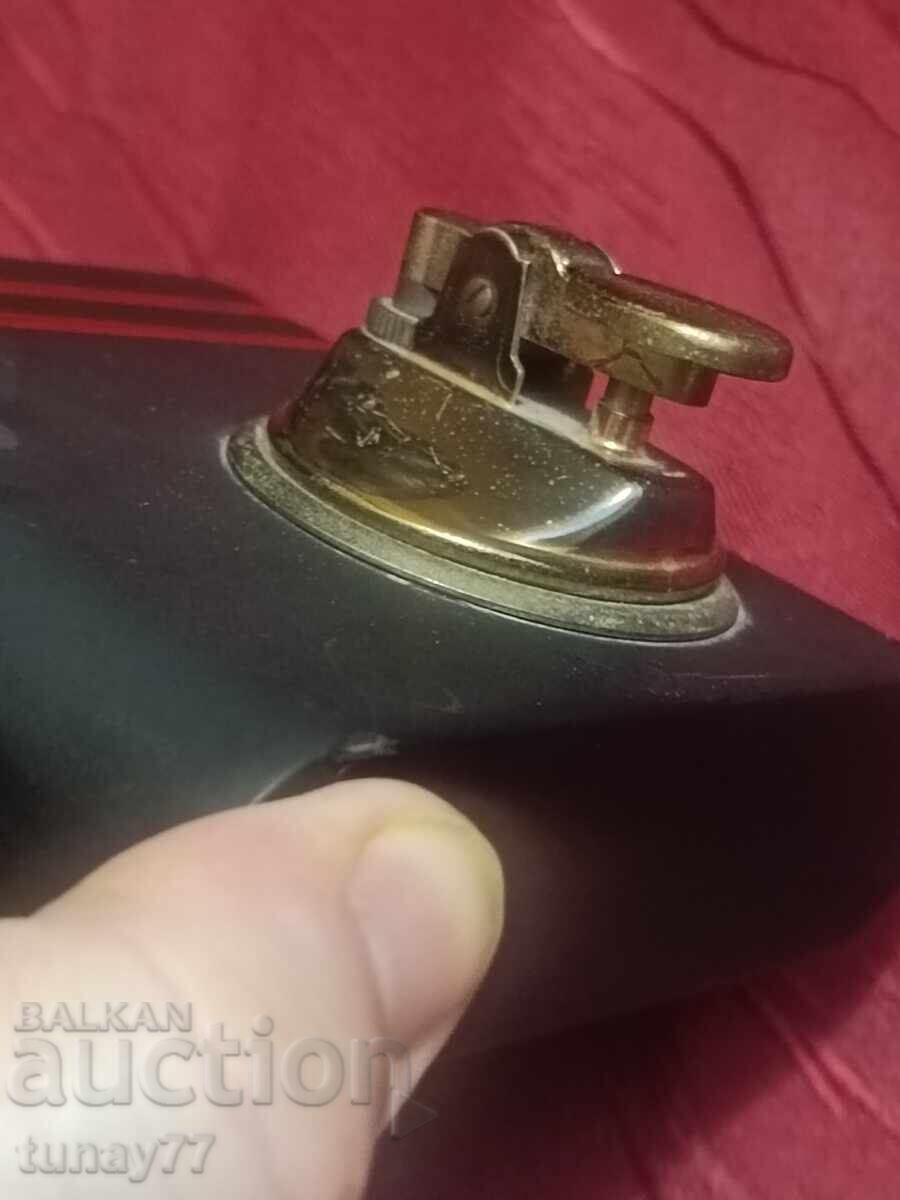 Brichetă retro din bronz din două piese cu bază masivă din piatră Brichetă retro din bronz din două piese cu bază masivă din piatră