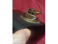 Ρετρό μπρούτζινο αναπτήρας δύο τμημάτων με στιβαρή πέτρινη βάση