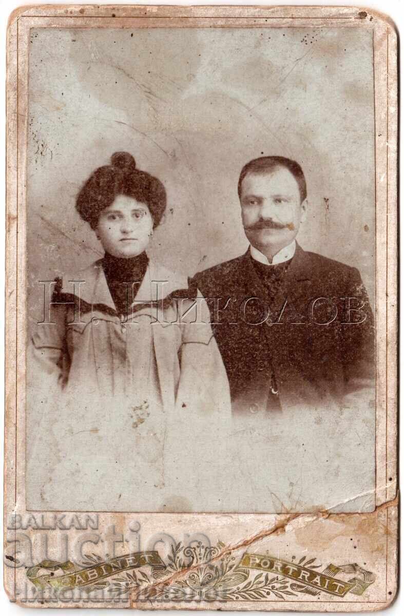 FOTOGRAFIE VECHE CARTON CUPLU FAMILIAL COLȚ INFERIOR DEFECT D979 FOTOGRAFIE VECHE CARTON CUPLU FAMILIAL COLȚ INFERIOR DEFECT D979