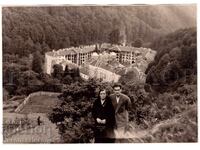 1942 ГОЛЯМА СТАРА СНИМКА ТУРИСТИ КРАЙ РИЛСКИ МАНАСТИР Д987