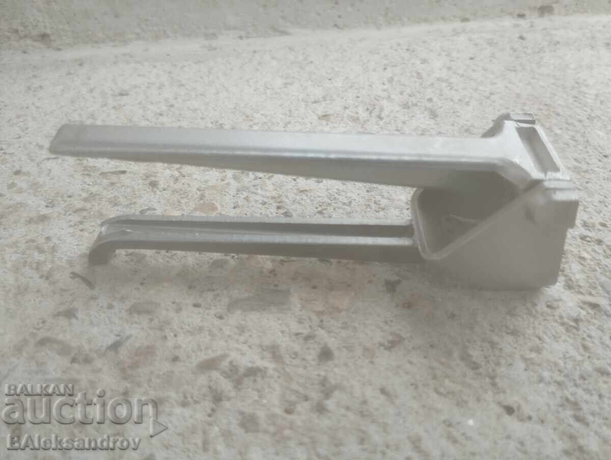 Unused garlic press and more with price 5.50 BGN | € 2.81