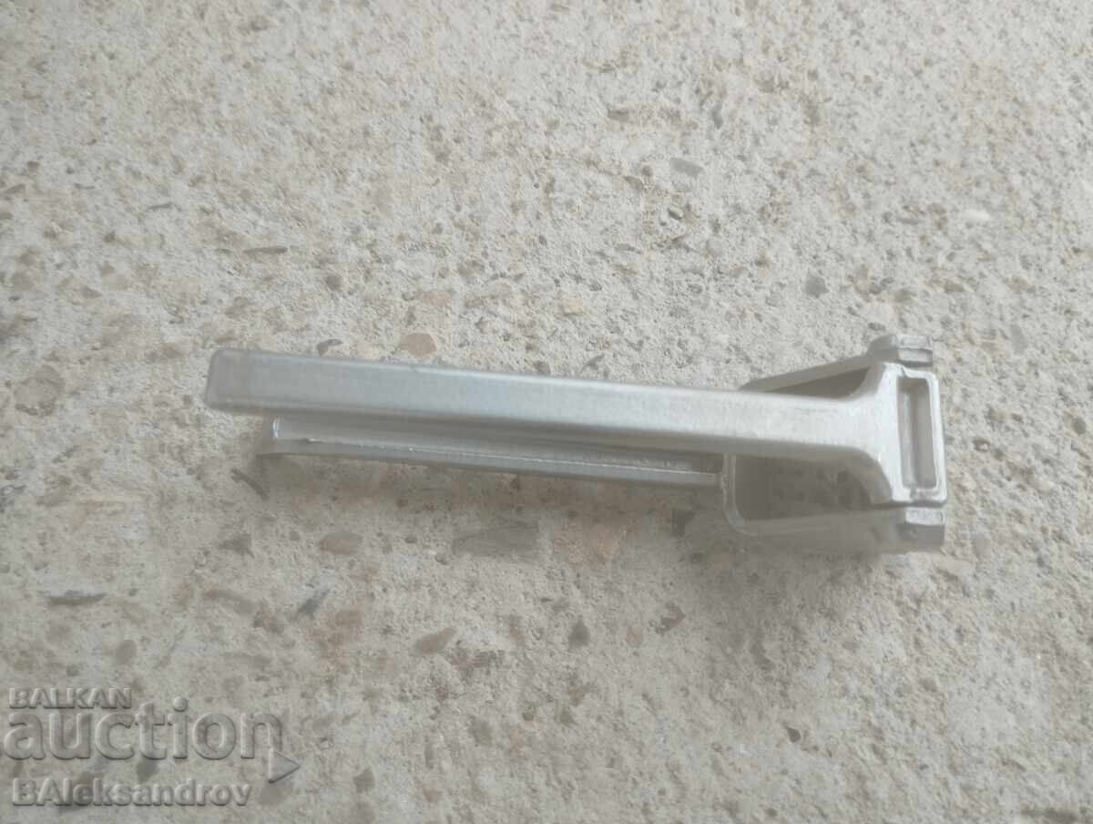 Auction  Unused garlic press and more