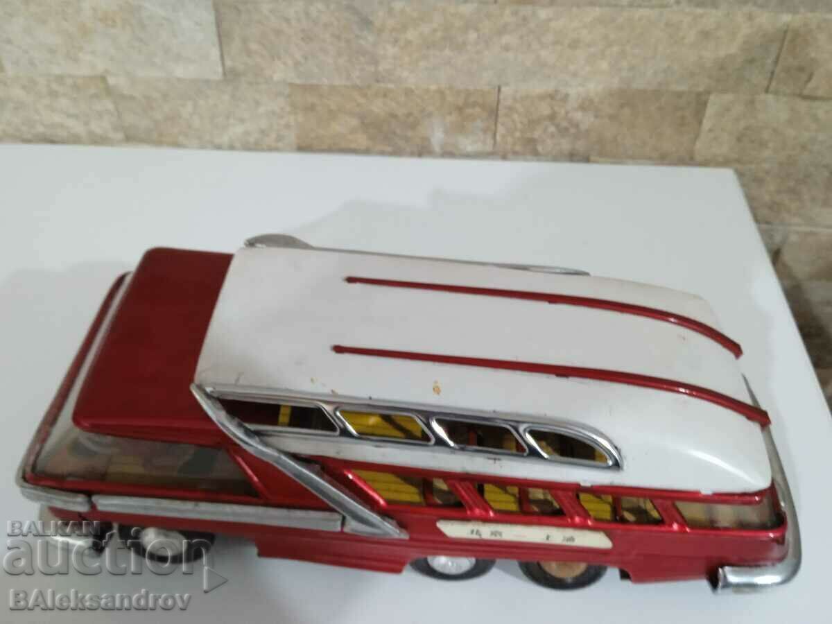 Παράδοση Παλιό τσίγκινο λεωφορείο