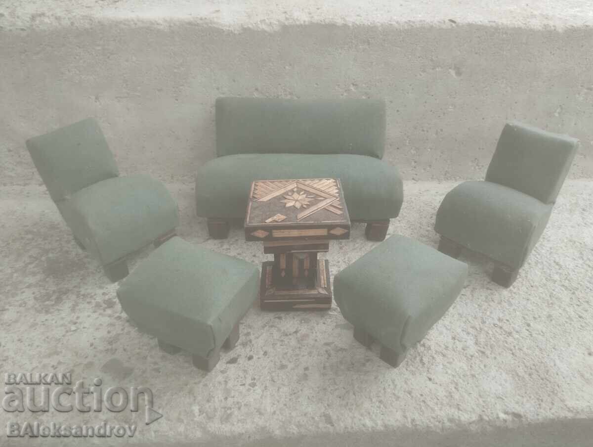 Mobilier vechi pentru păpuși