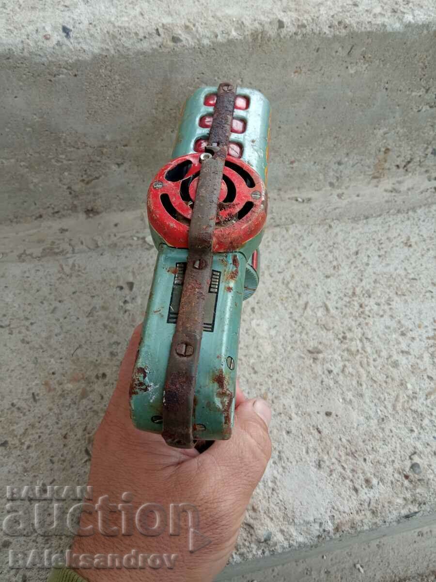 Стар механичен ламаринен пистолет с цена 17.00 лв. | € 8.69