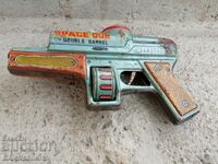 Pistol vechi mecanic de tablă
