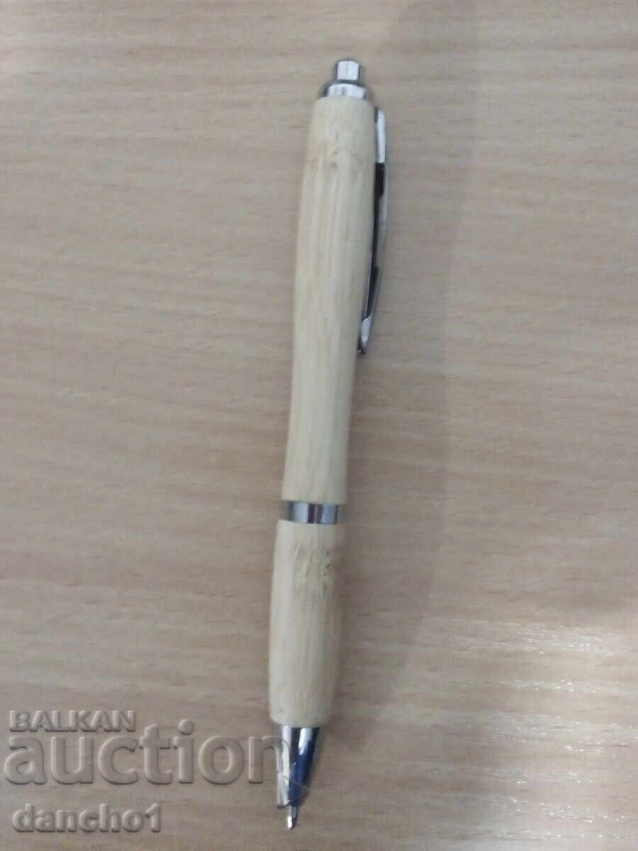 Un stilou din lemn cu preț 4.00 BGN | € 2.05 Un stilou din lemn cu preț 4.00 BGN | € 2.05