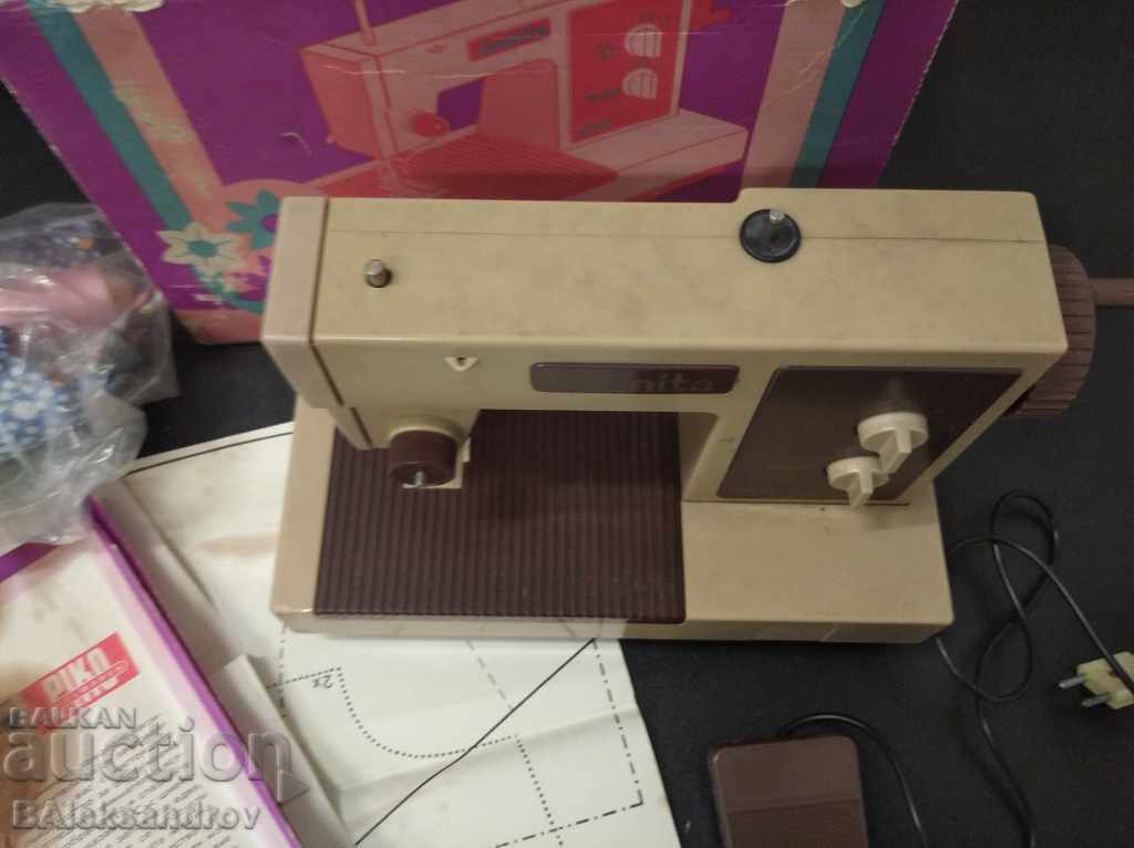 Аукцион Стара детска шевна машина с кутия и инструкции Аукцион Стара детска шевна машина с кутия и инструкции