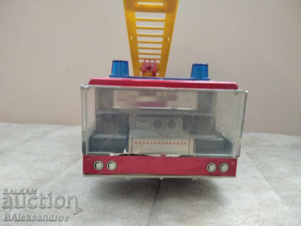 Old tin fire truck - 7