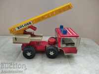 Veche pompă de incendiu din tablă