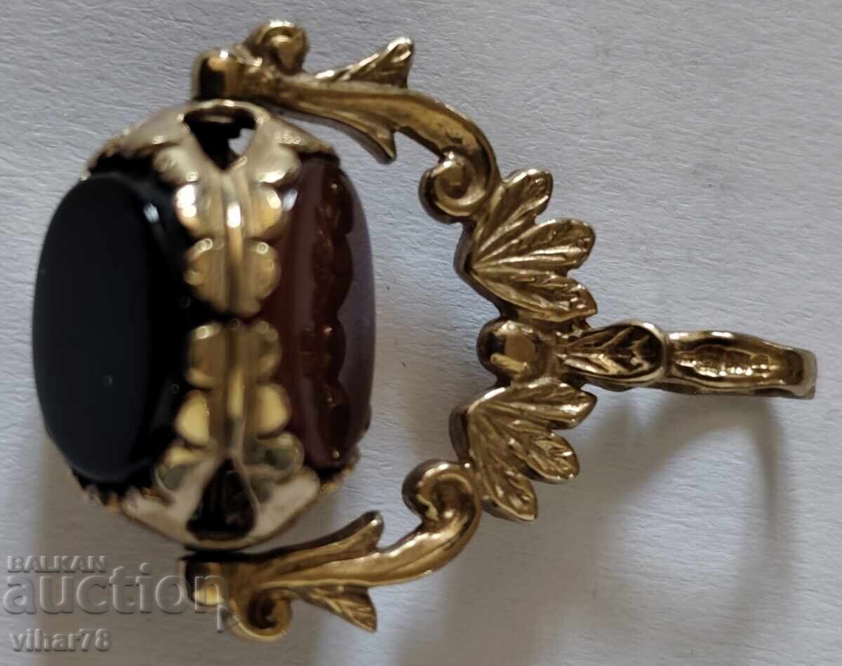 Auction  Old 9 karat gold spinner pendant with onyx, carnelian and bloodstone