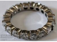 Ένα ασημένιο δαχτυλίδι