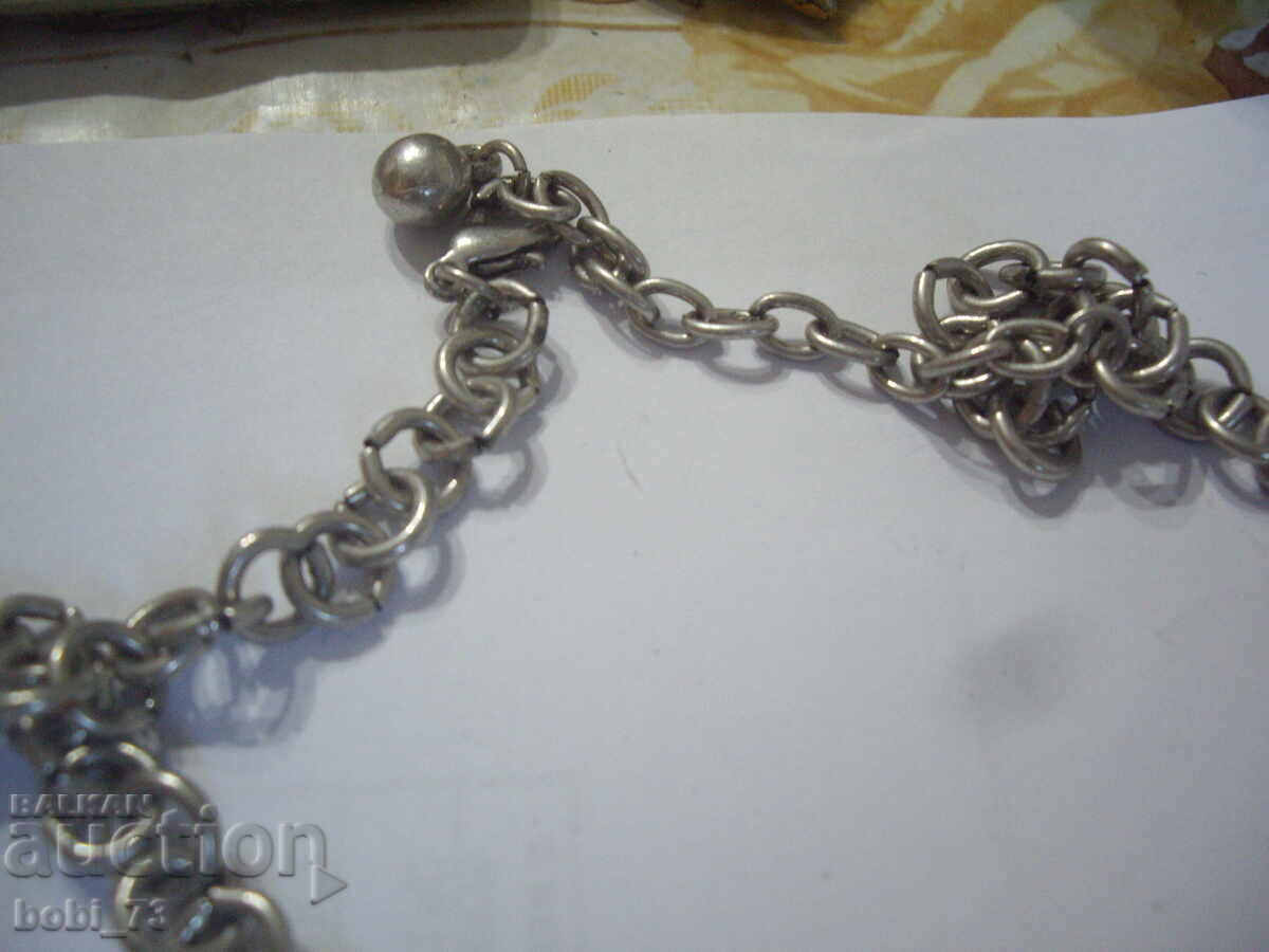 Livrarea Colier vechi și interesant, frumos Livrarea Colier vechi și interesant, frumos