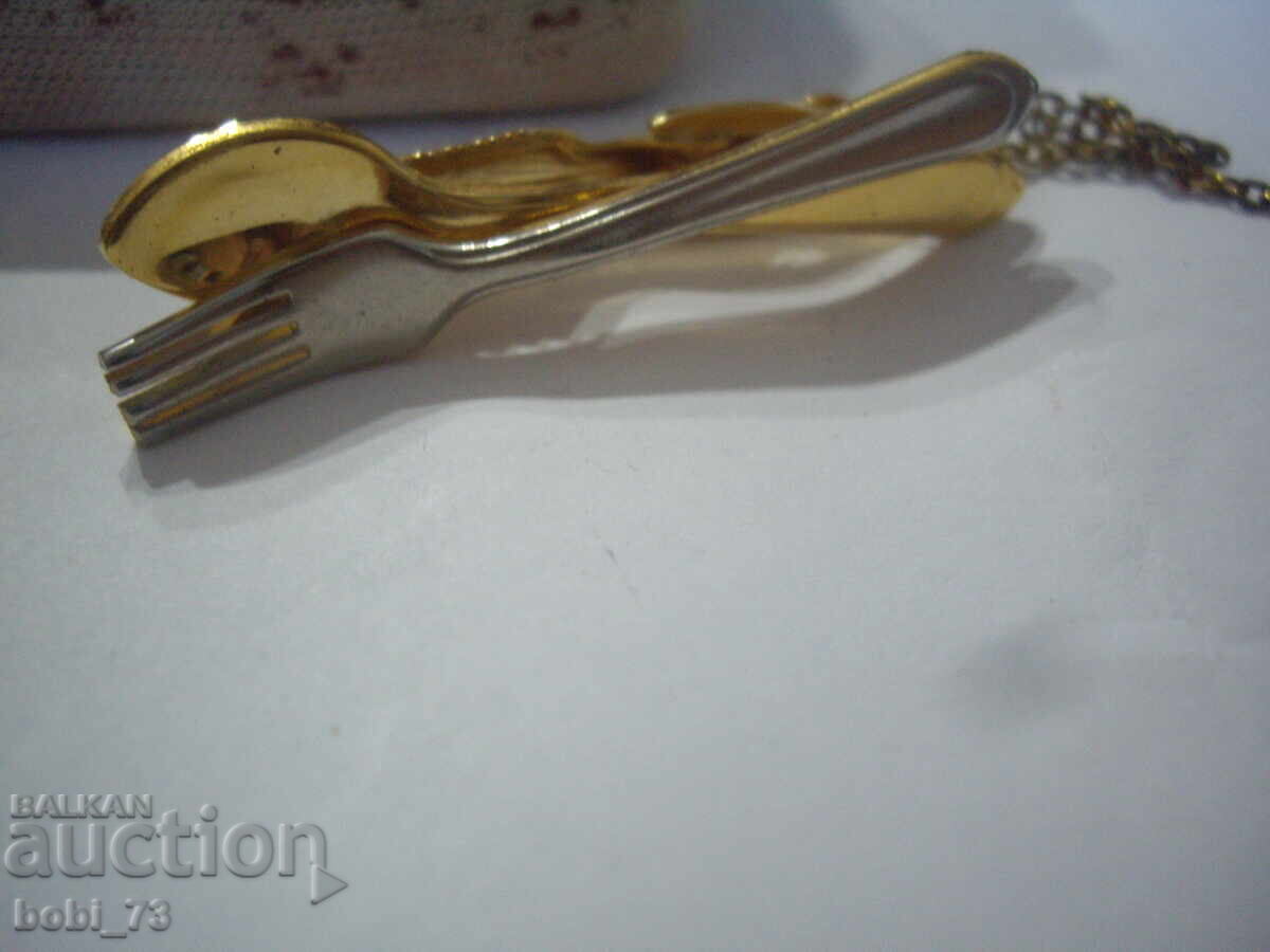 Auction  Gold plated tie pin.