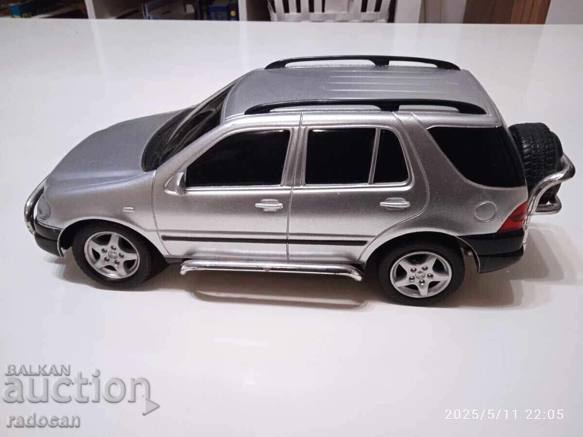 Mașinuță de jucărie Mercedes ML de la Dickie toys, 29 cm cu preț 27.00 BGN | € 13.80