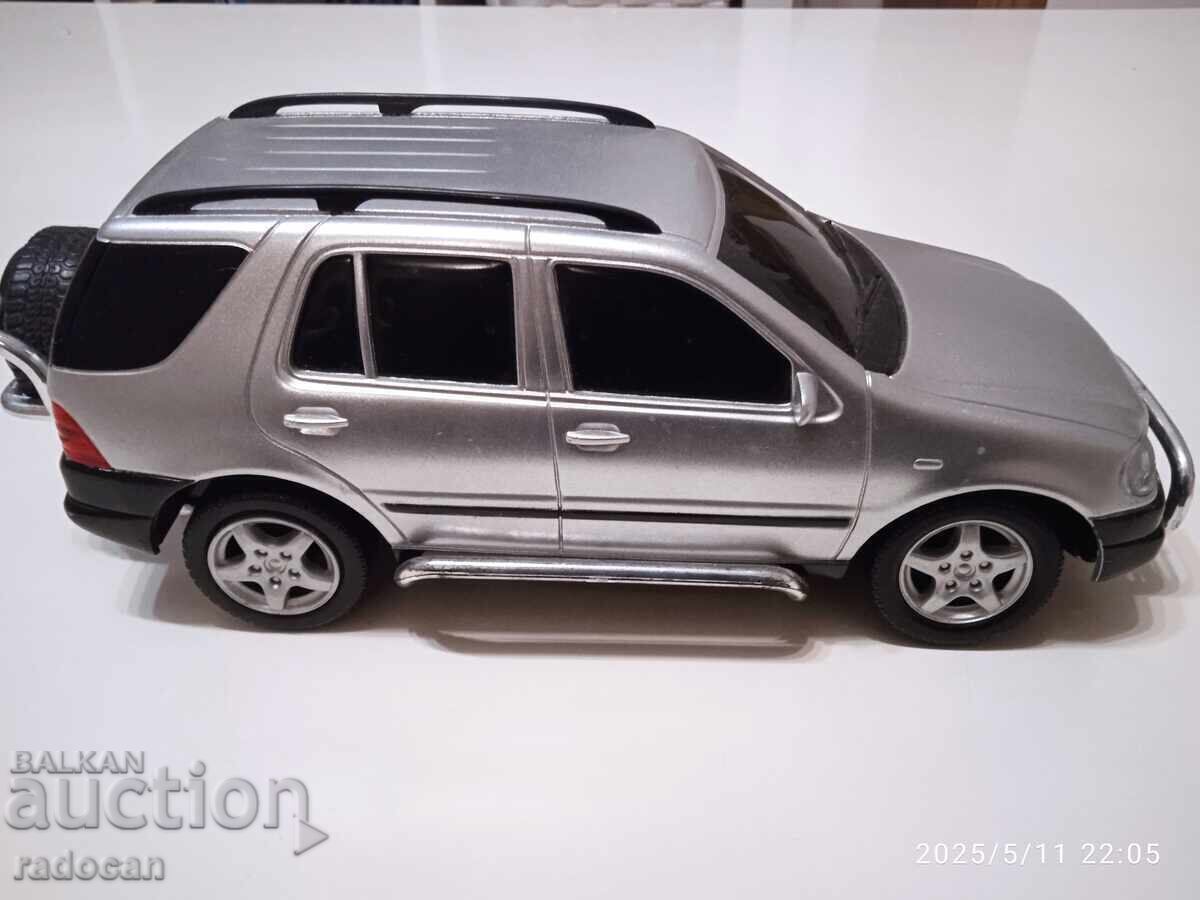 Licitație Mașinuță de jucărie Mercedes ML de la Dickie toys, 29 cm