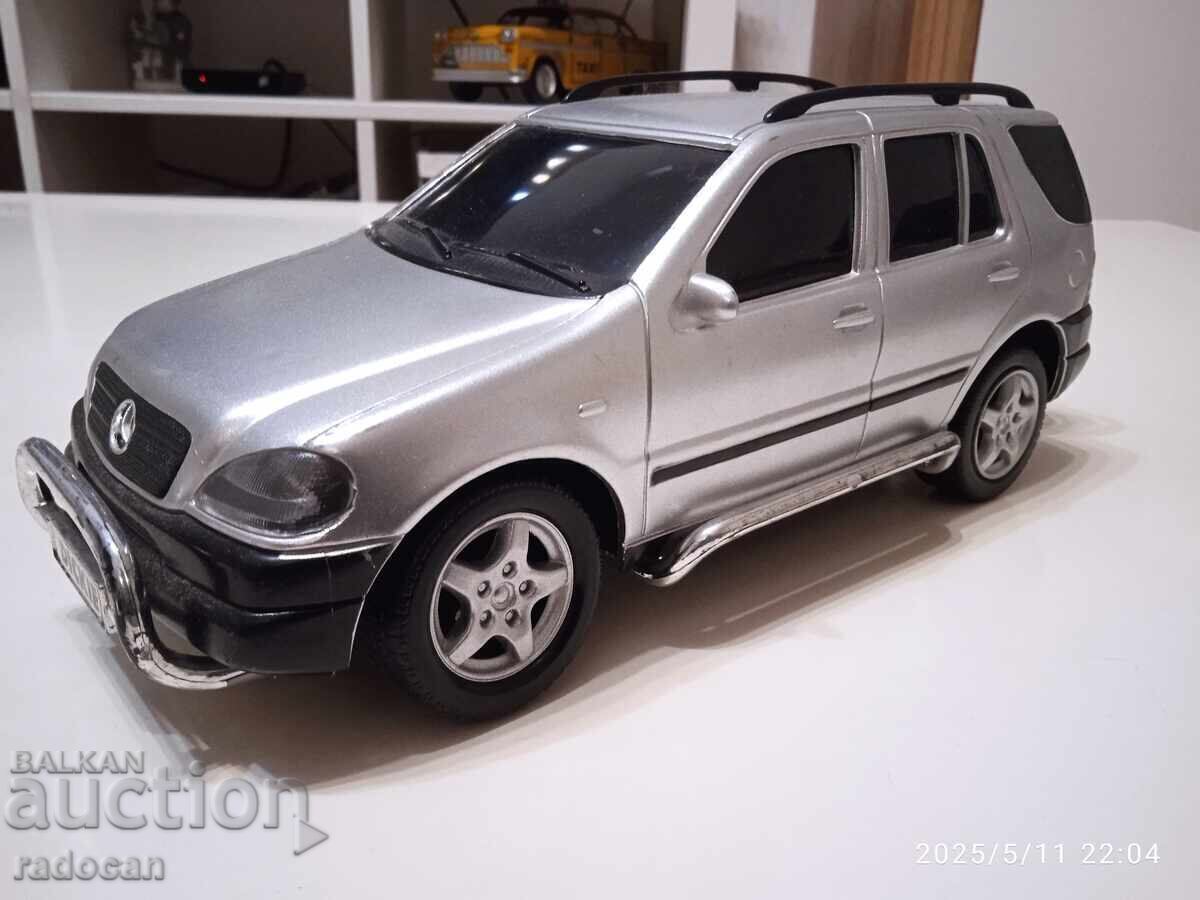 Livrarea Mașinuță de jucărie Mercedes ML de la Dickie toys, 29 cm