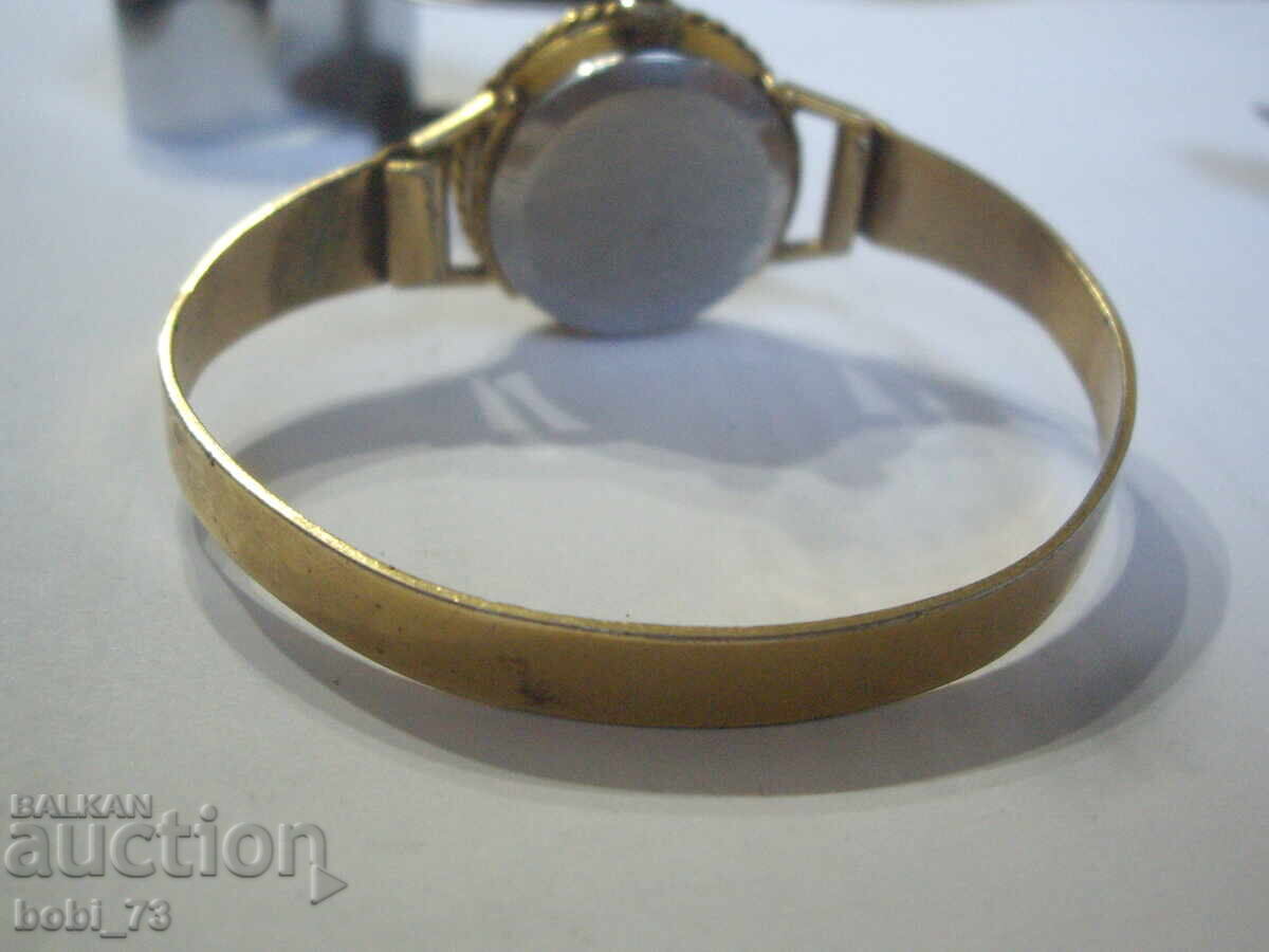 Ceas de damă vechi, placat cu aur, cu marcaje disponibile cu preț 40.00 BGN | € 20.45 Ceas de damă vechi, placat cu aur, cu marcaje disponibile cu preț 40.00 BGN | € 20.45