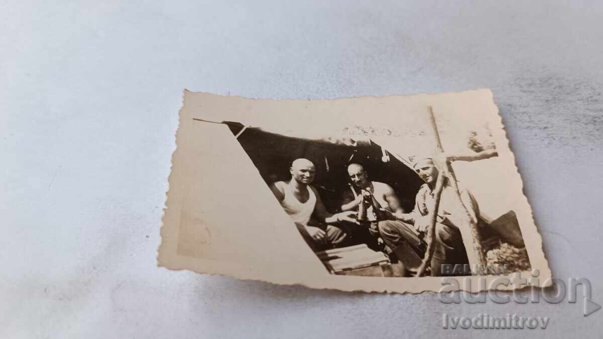 Φωτογραφία Τριών στρατιωτών γυμνών μέχρι τη μέση μπροστά από σκηνή