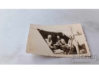 Fotografie Trei soldați cu pieptul gol în fața unui cort