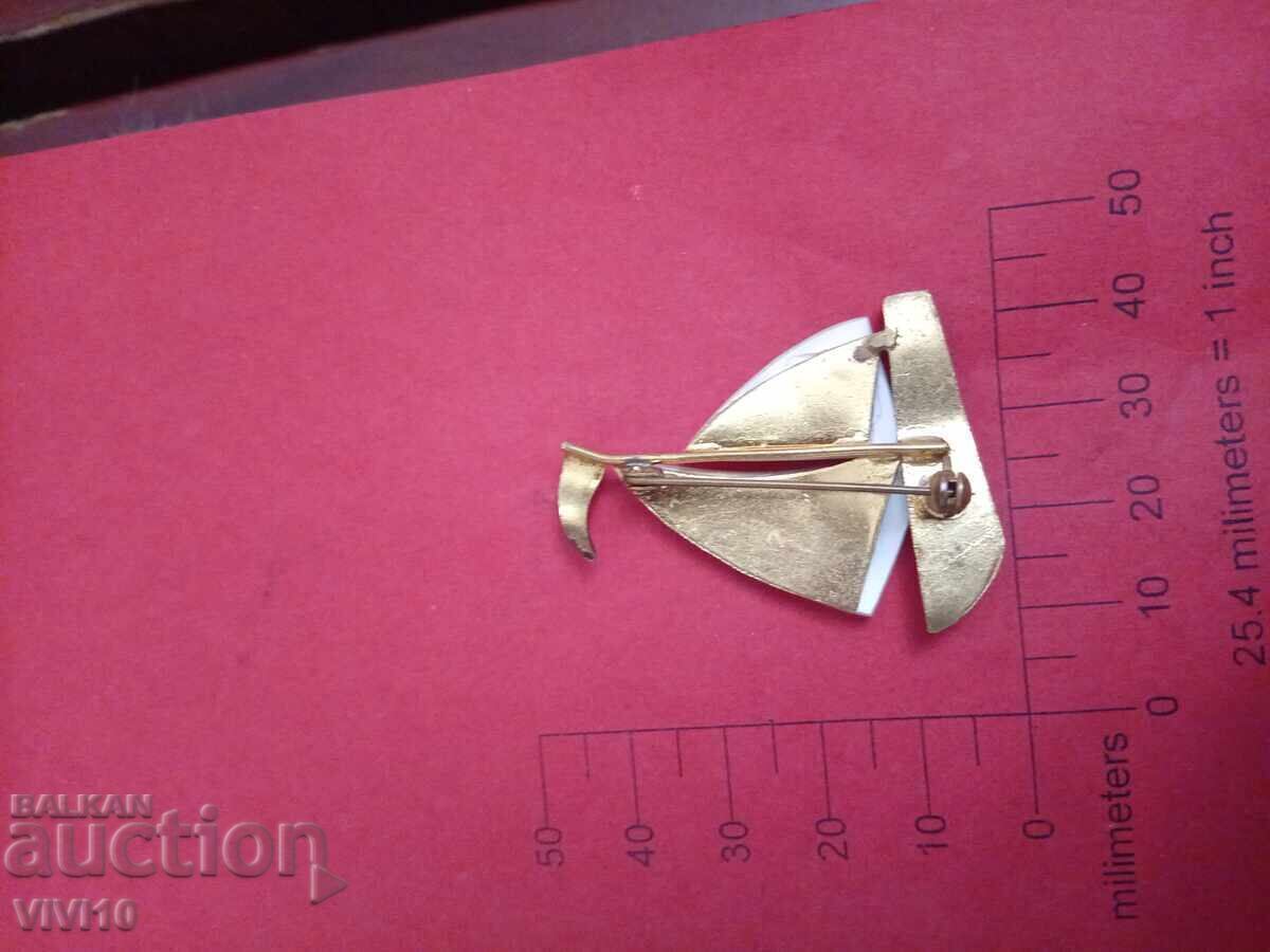 Broșă veche sidef, Aurire cu preț € 20.45 | 40.00 BGN