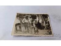 Снимка София Мъже с ретро велосипеди на улицата