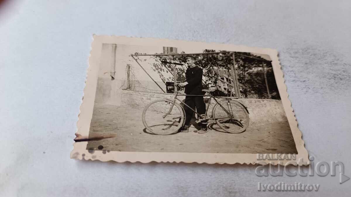 Fotografie Sofia Tânăr cu bicicletă retro pe stradă