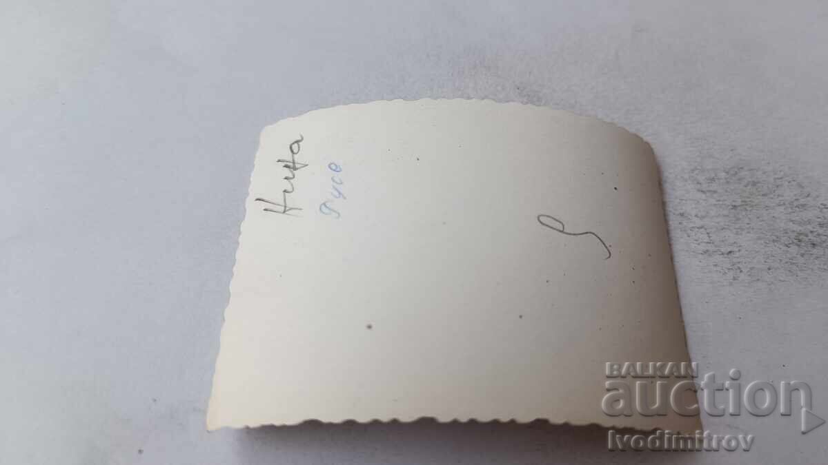 Φωτογραφία Ρούσε Γυναίκα στην παραλία δίπλα στον ποταμό Δούναβη με τιμή 2.85 BGN | € 1.46