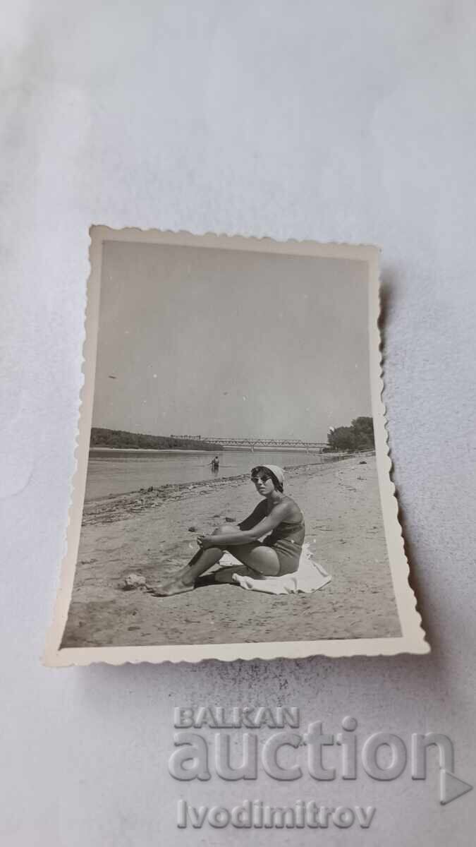 Φωτογραφία Ρούσε Γυναίκα στην παραλία δίπλα στον ποταμό Δούναβη