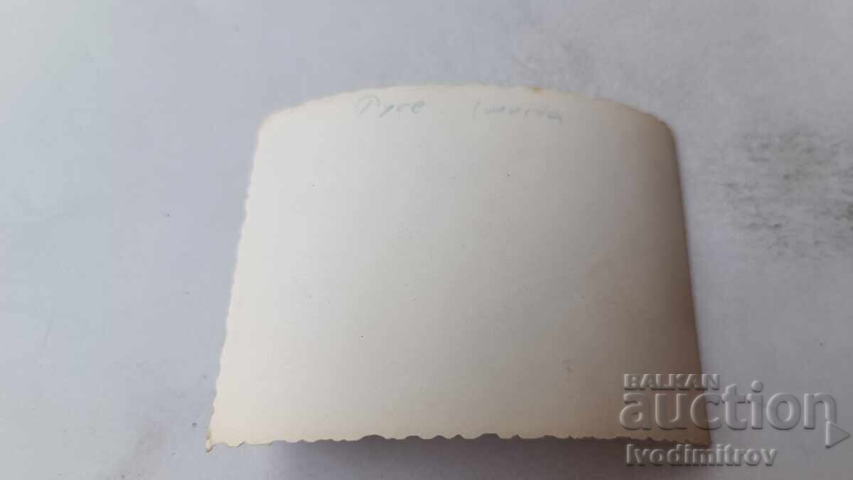 Φωτογραφία Ρούσε Γυναίκα στην παραλία δίπλα στον ποταμό Δούναβη με τιμή 2.85 BGN | € 1.46