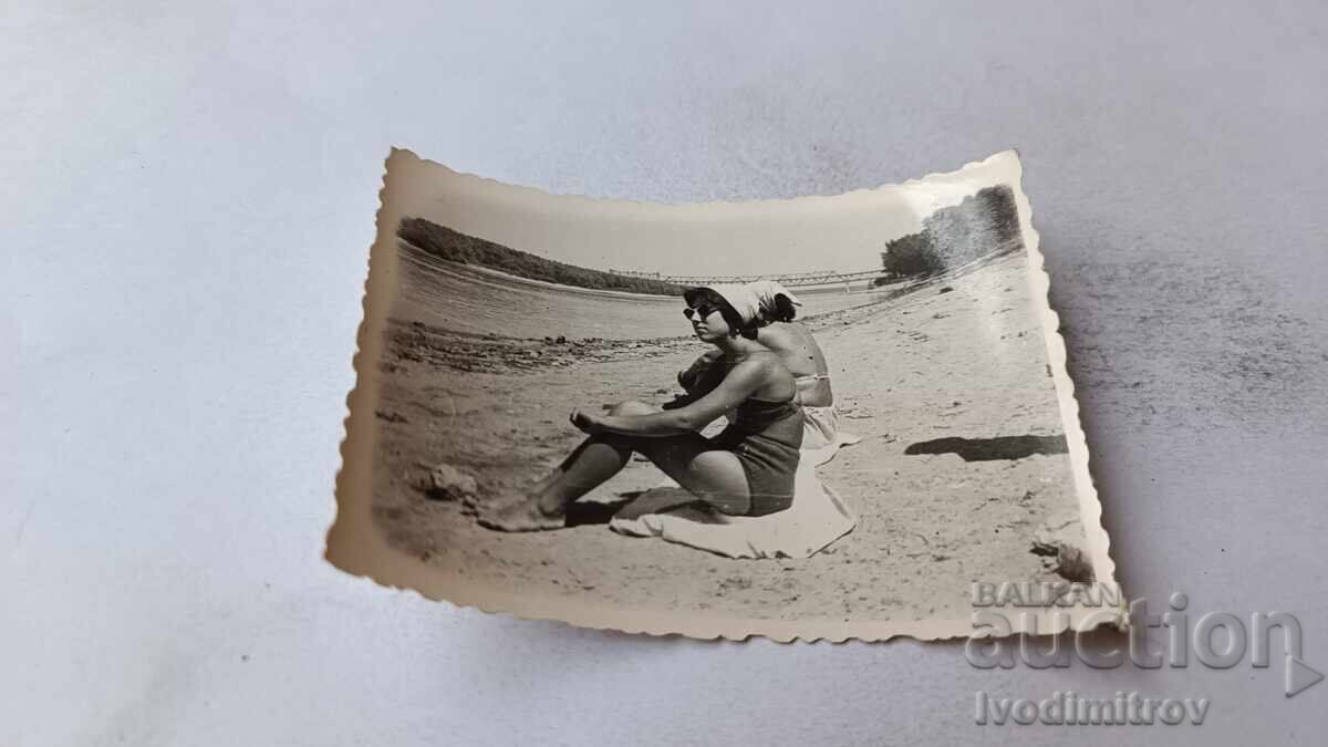 Φωτογραφία Ρούσε Γυναίκα στην παραλία δίπλα στον ποταμό Δούναβη