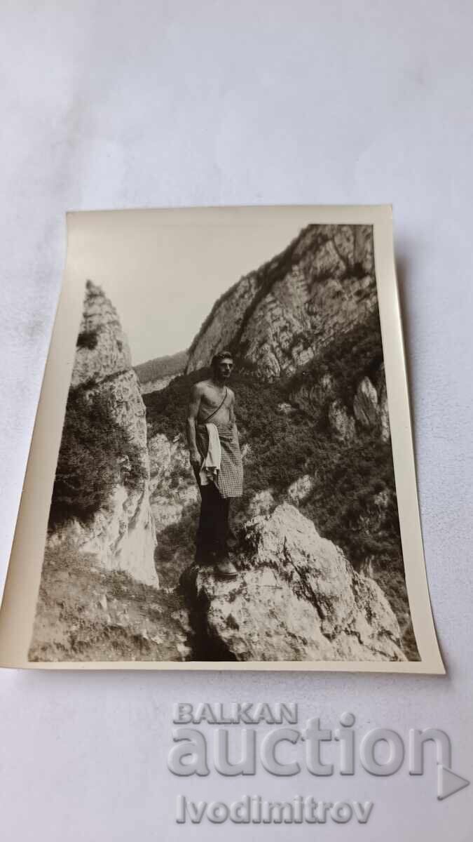 Fotografie Bărbat gol până la brâu pe stânci