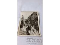 Fotografie Bărbat gol până la brâu pe stânci