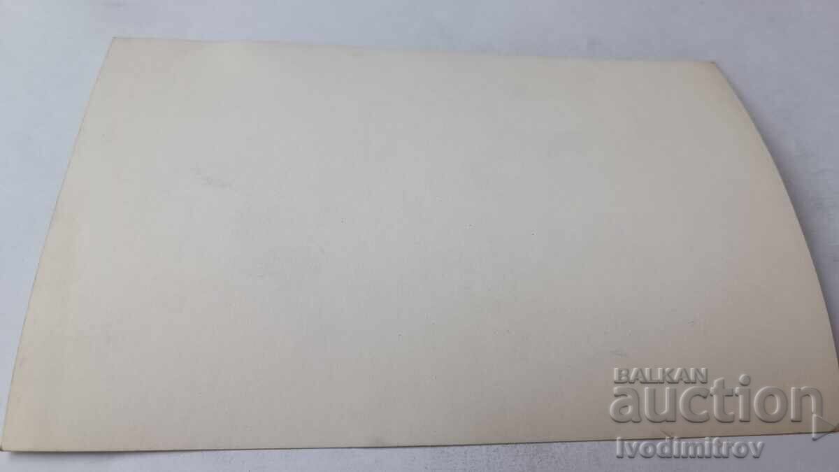 Foto Bărbați și femei pe plajă cu preț 1.65 BGN | € 0.84