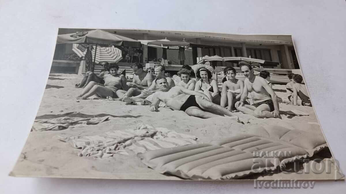 Foto Bărbați și femei pe plajă