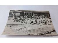 Foto Bărbați și femei pe plajă