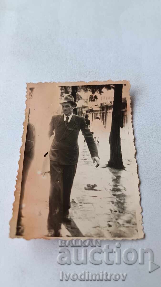 Снимка София Мъж на тротоара