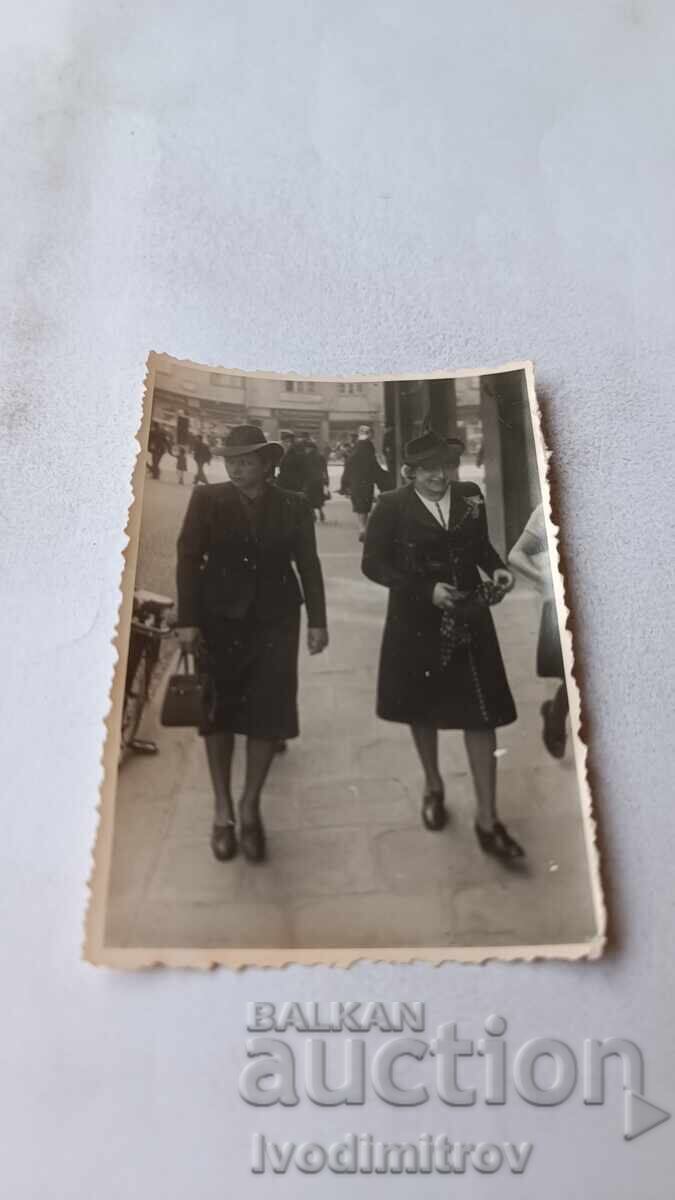 Снимка София Две жени на разходка