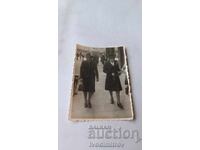 Снимка София Две жени на разходка