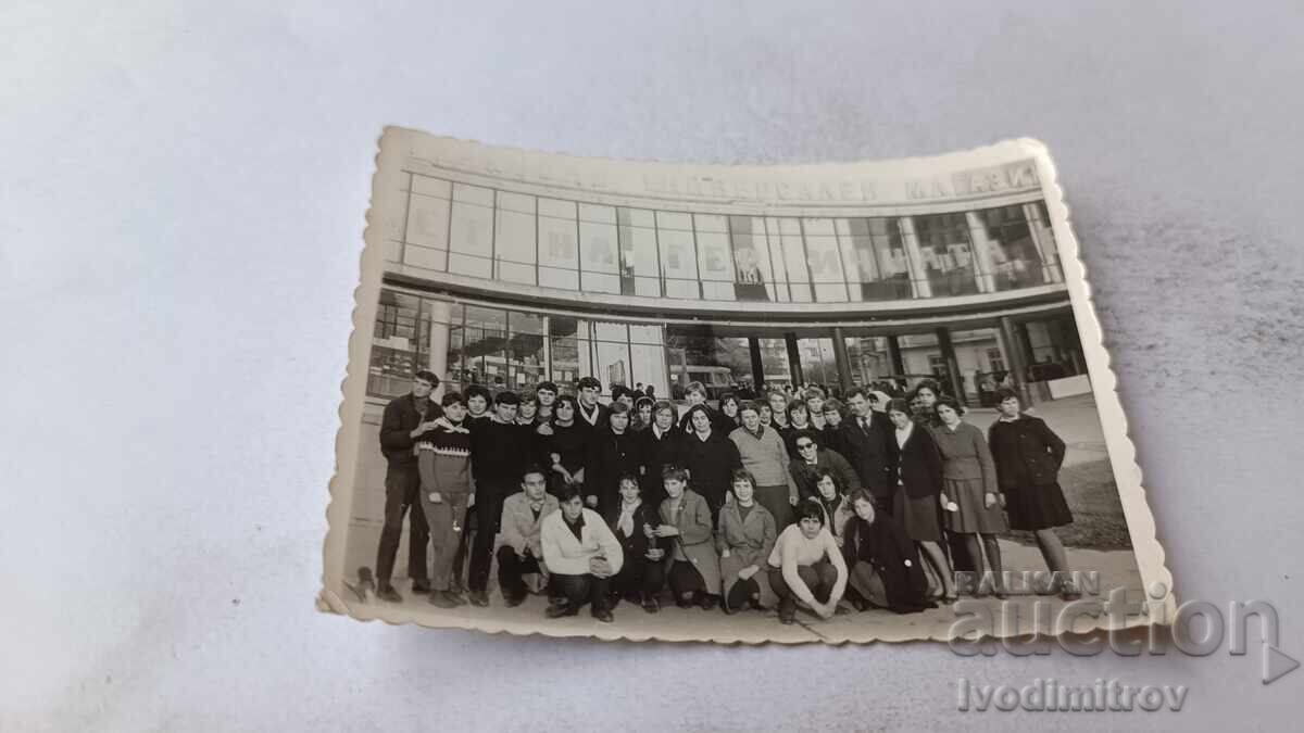 Photo Sofia Young men and women in front of a Department Store