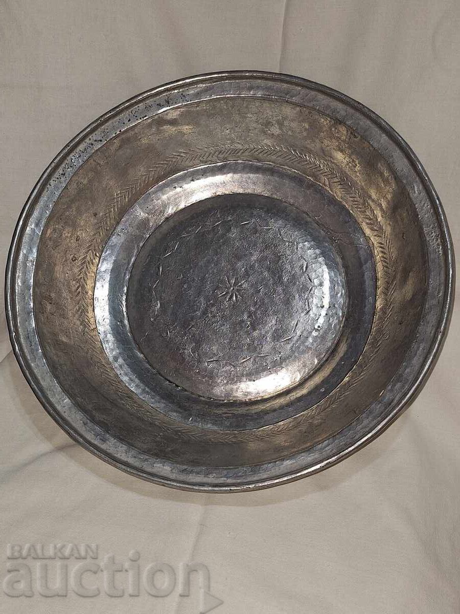 Стар бакърен меден съд панер фруктиера с гравюри с цена 60.00 лв. | € 30.68