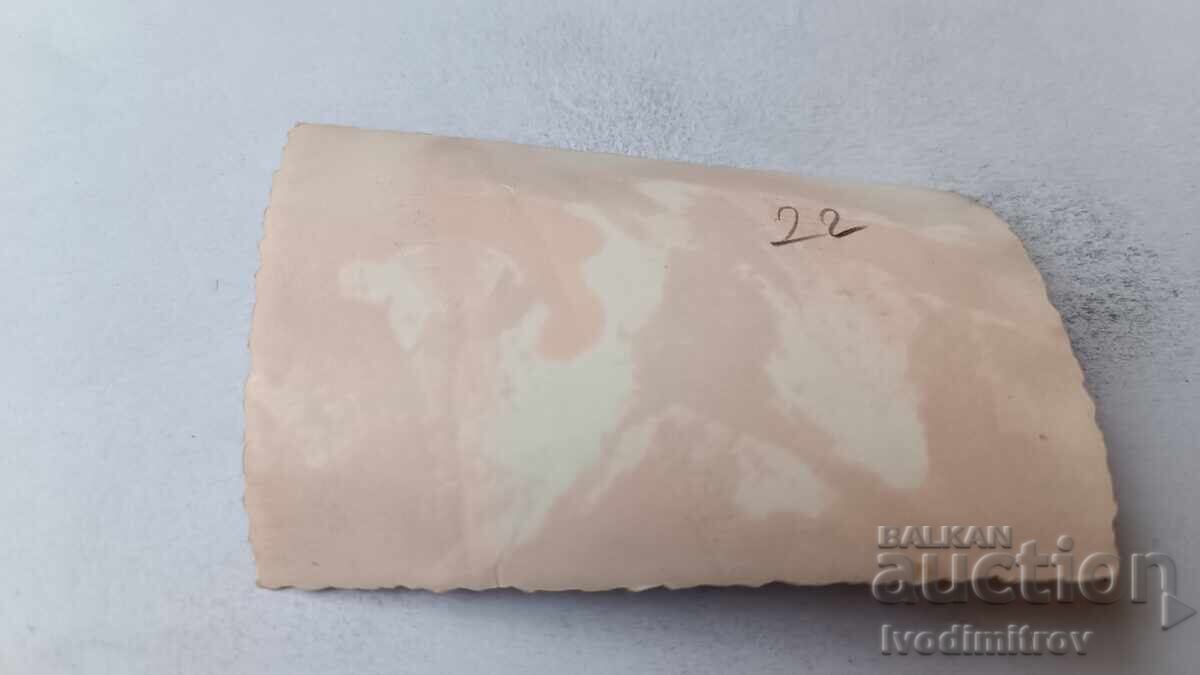 Φωτογραφία Σόφια Άνδρες και γυναίκες μπροστά από μονοκατοικία με τιμή 2.45 BGN | € 1.25 Φωτογραφία Σόφια Άνδρες και γυναίκες μπροστά από μονοκατοικία με τιμή 2.45 BGN | € 1.25