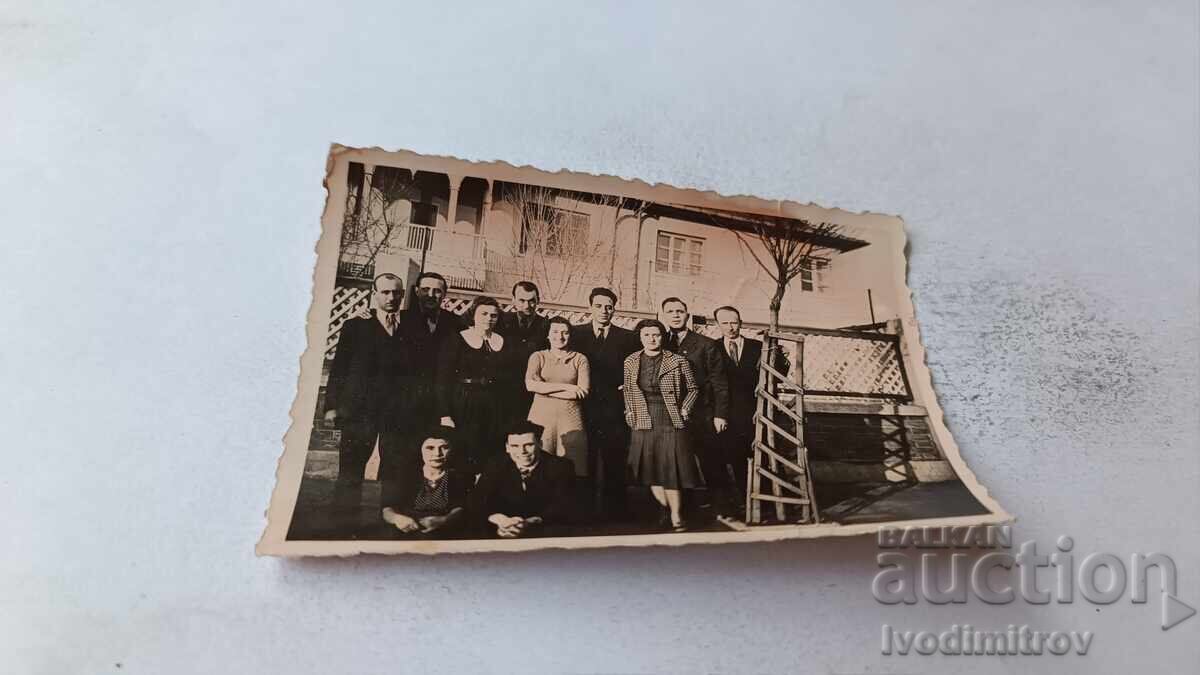 Φωτογραφία Σόφια Άνδρες και γυναίκες μπροστά από μονοκατοικία Φωτογραφία Σόφια Άνδρες και γυναίκες μπροστά από μονοκατοικία