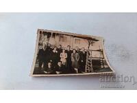 Снимка София Мъже и жени пред еднофамилна къща