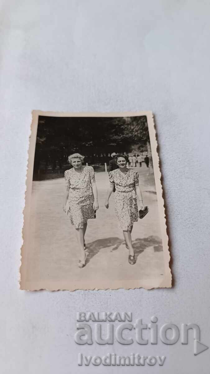 Снимка София Две жени на разходка в Борисовата градина 1941