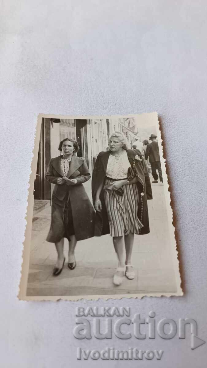 Φωτογραφία Σοφία Δύο γυναίκες σε έναν περίπατο 1940